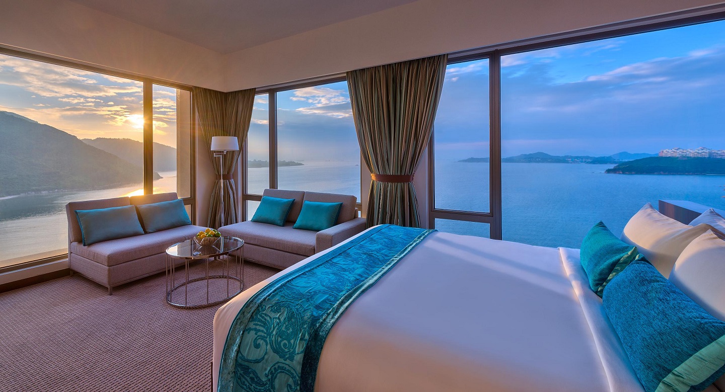 酒店房間可飽覽一望無際的藍天碧海。